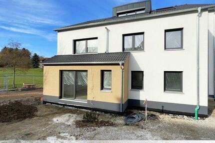 Neubaufeeling!! Traumhafte 3-Zimmer-DG-Wohnung mit Loggia u.v.m. in toller Lage von Lauf-Simonshofen 3 zimmer