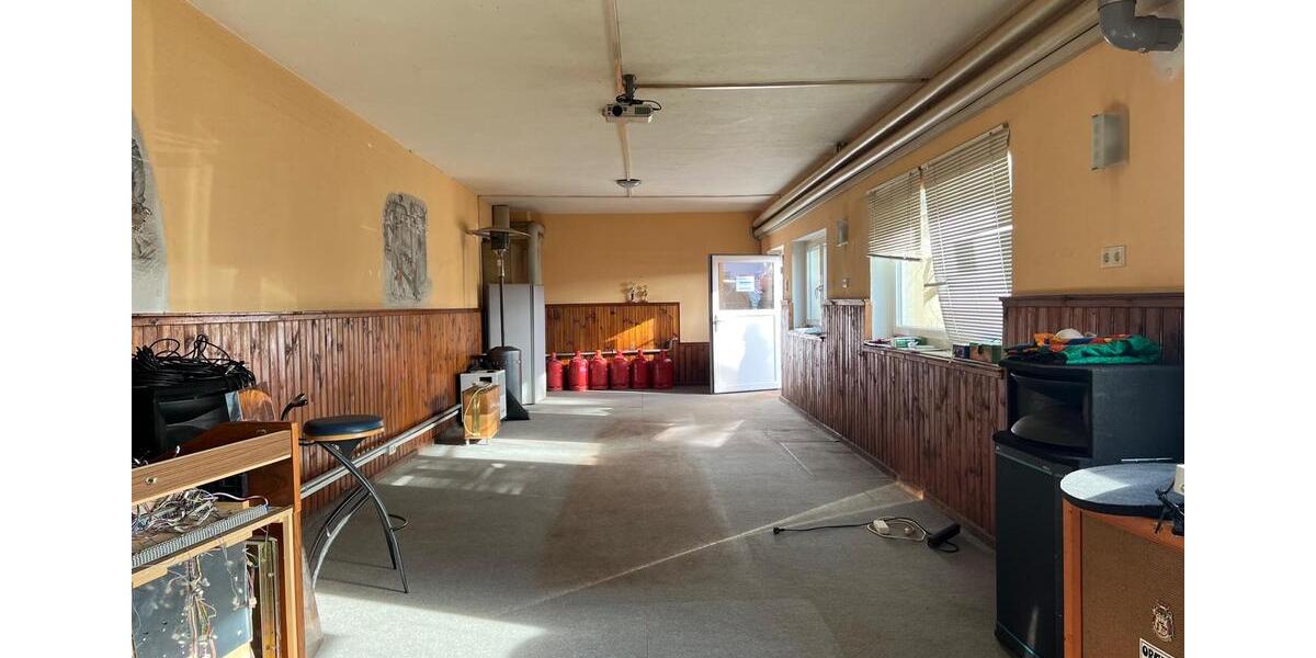 Lager Raum mit angrenzendem Raum und Nebenraum inkl. Stellplatz zimmer