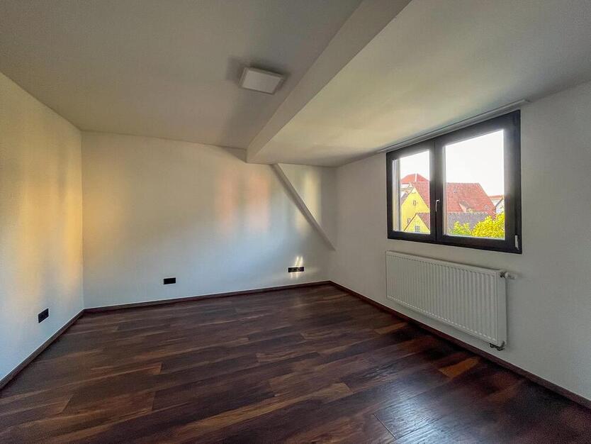 Überwiegend saniertes Doppelhaus in ruhiger Lage! 8 zimmer