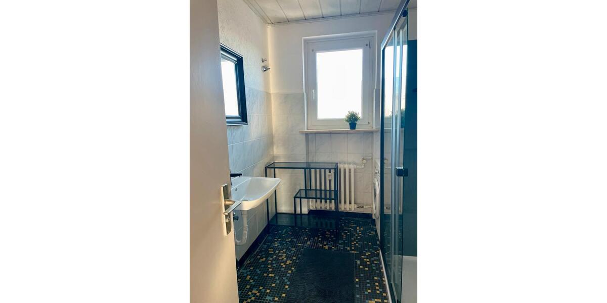 Helle 4-Zimmer Wohnung für WG zu vermieten . Einzelzimmer ab: 4 zimmer