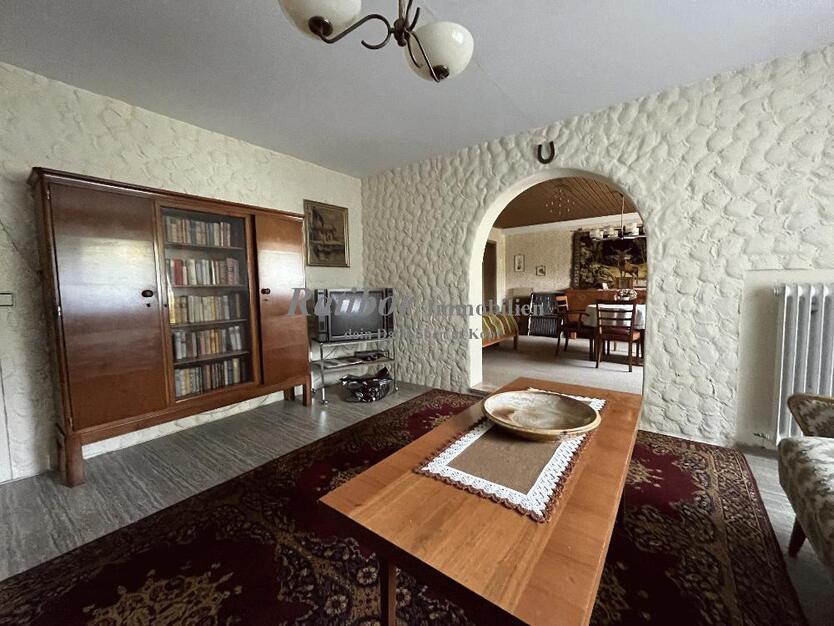 Sehr gepflegtes, geräumiges 3-Familienhaus mit 2 Doppelgaragen in begehrter Wohnlage in Roth OT 11 zimmer