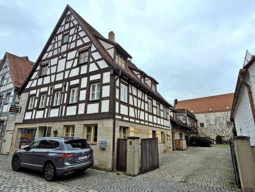 Büro Ausstellungsfläche mit Parkplätzen in Altdorf