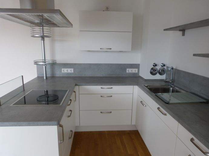 Hochwertig ausgestattete 2 Zimmer-Wohnung mit moderner Einbauküche, Parkettboden, sehr schönem Balkon, Duschbad, Aufzug + TG-Stellplatz 2 zimmer