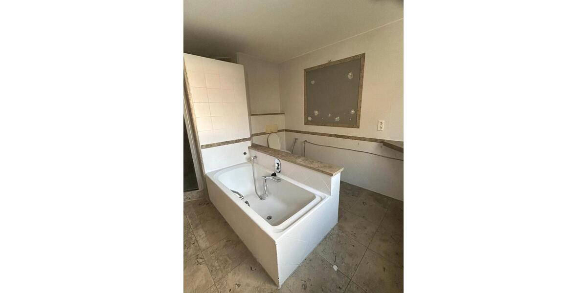 Großes Einfamilienhaus über drei Stockwerke 6 zimmer