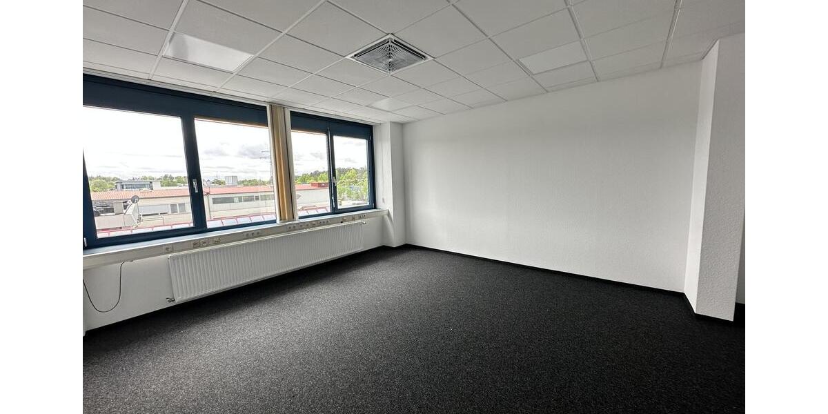 Neuwertiges Büro (ca. 42qm) mit Blick auf den Moritzberg in der Industriestraße 23a zimmer