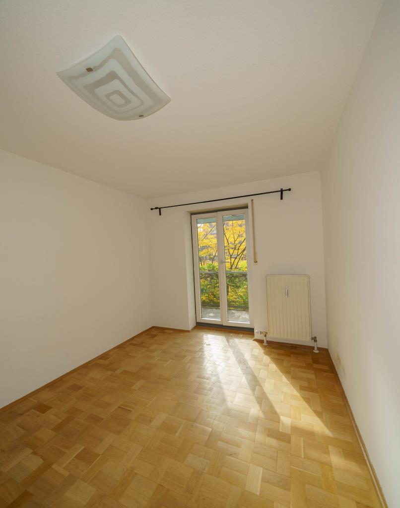 Wohlfühlen auf zwei Ebenen! Lichtdurchflutete Maisonettewohnung mit Burgblick und Tiefgaragenstellplatz. 3.5 zimmer