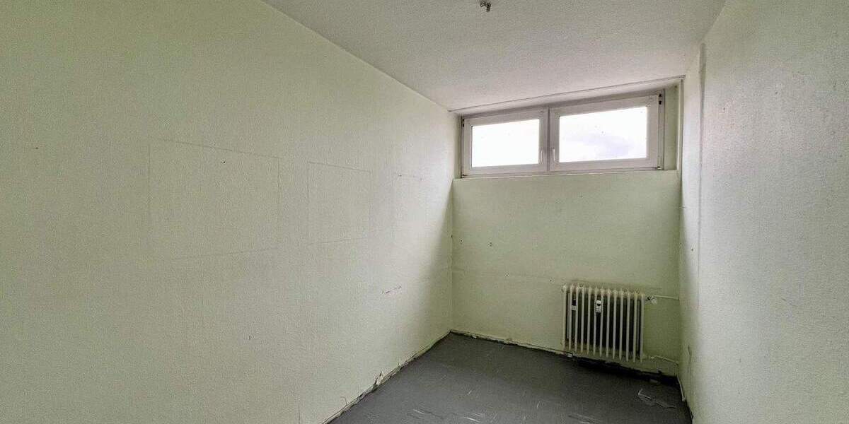 renovierungsbedürftige 3-Zi.-ETW mit zwei Balkonen in Erlangen...ab sofort zur Verfügung 3 zimmer