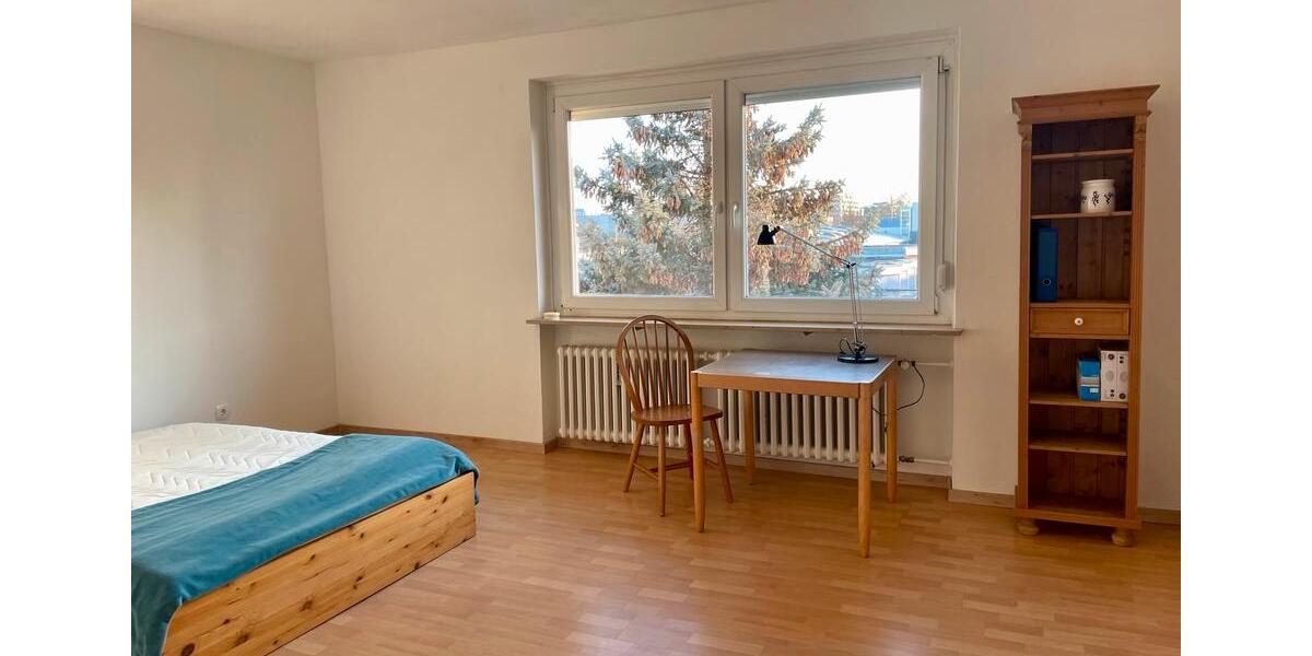 Helle 4-Zimmer Wohnung für WG zu vermieten . Einzelzimmer ab: 4 zimmer