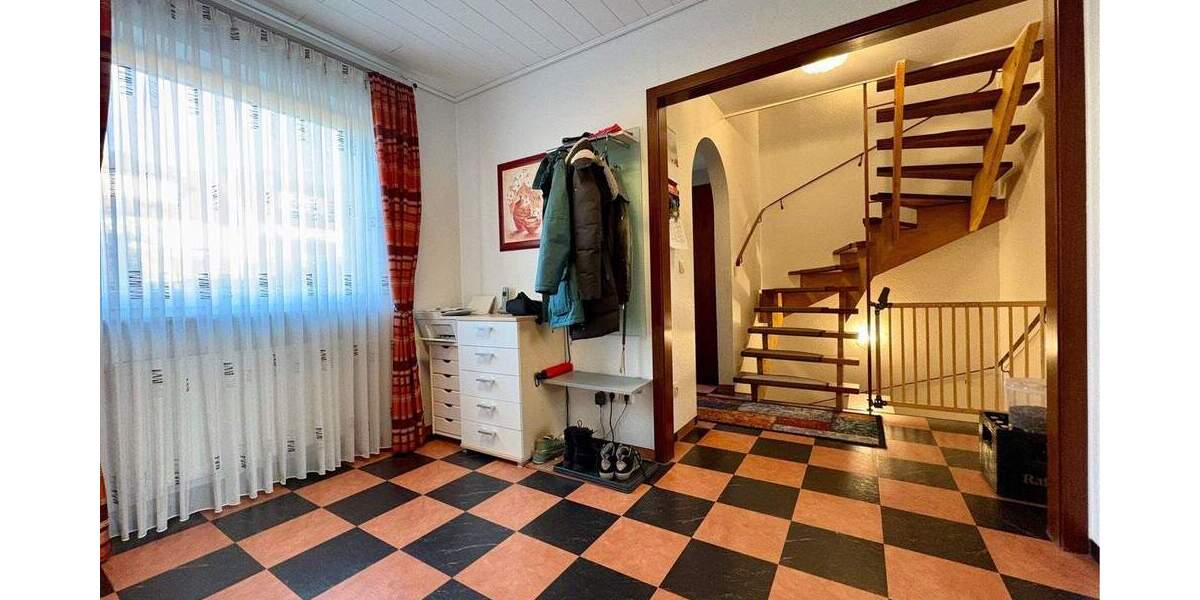 Hier wohnt man gern: Kinder willkommen...Großzügiges REH in ER-Eltersdorf 8 zimmer