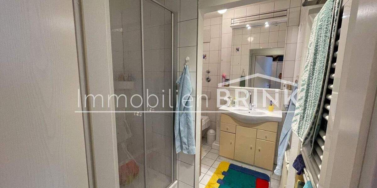 Frei ab 01.05.2026: Schnuckelige, helle 2-Zimmer Wohnung, senioren-, behindertengeeignet, mit TG-Platz und drei Außenstellplätzen 2 zimmer