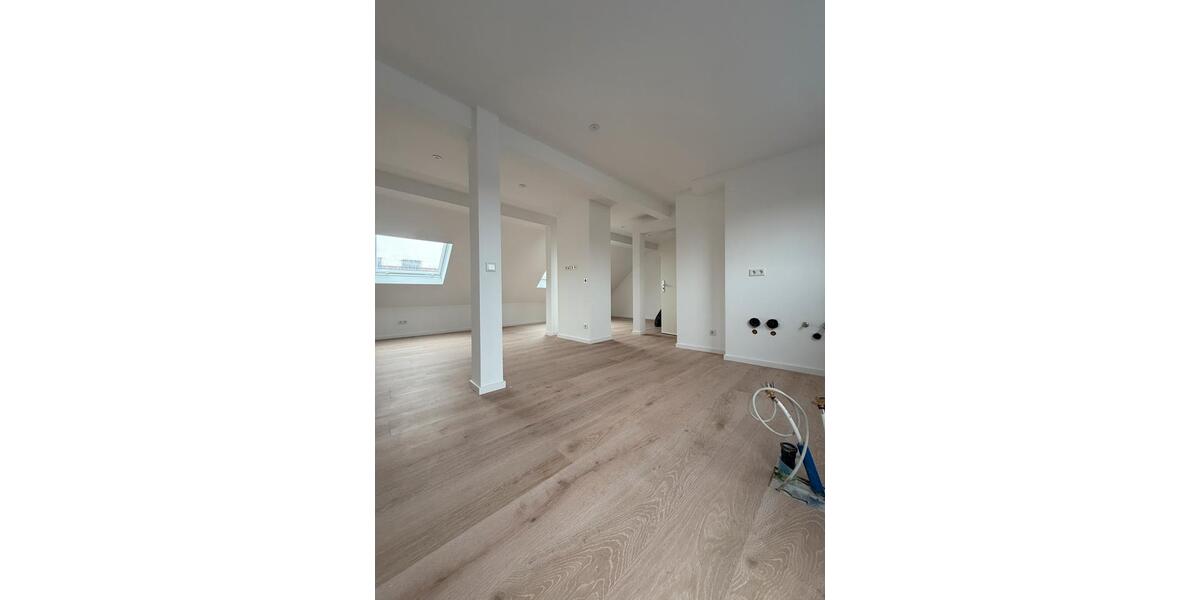 Exklusive Dachgeschosswohnung mit zwei Balkonen – Erstbezug nach 2 zimmer