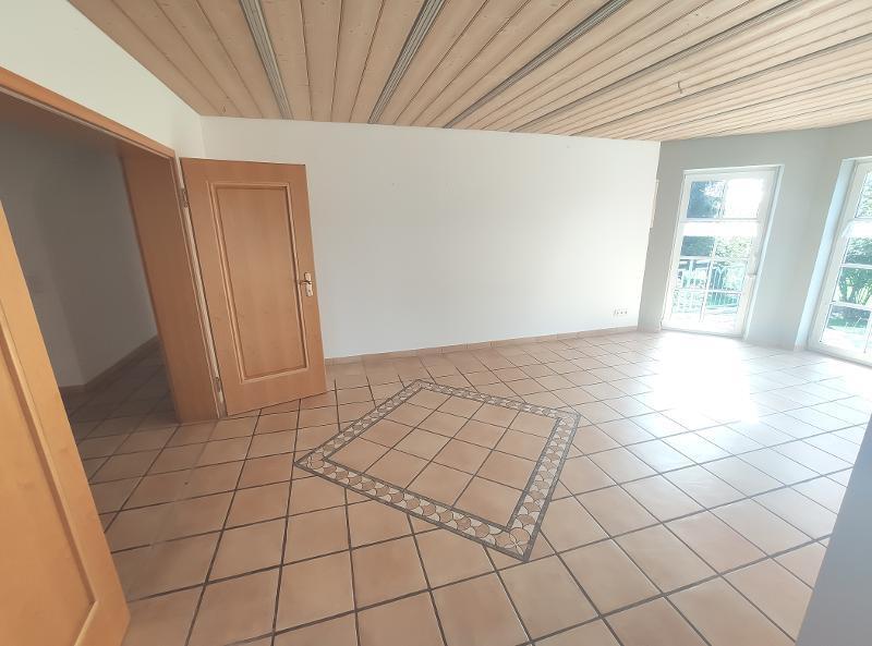 Zweifamilienhaus in Ortsrandlage mit Doppelgarage, Pool und gehobener Ausstattung 8 zimmer