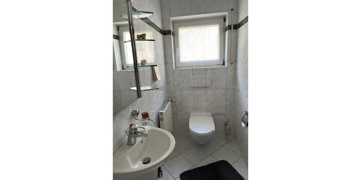 Sehr großzügiges und gepflegtes Einfamilienhaus mit Einliegerwohnung und Doppelgarage in Roth OT - Bungalow Roth Pfaffenhofen | Angebot:25634482