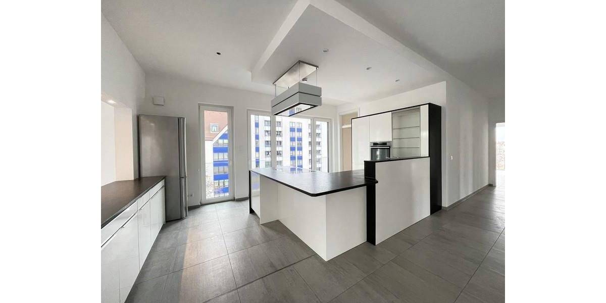 Luxuswohnen!!! Traumhafte XXL-Loftetage mit überdachtem Balkon & schicker Einbauküche in Nürnberg 5 zimmer