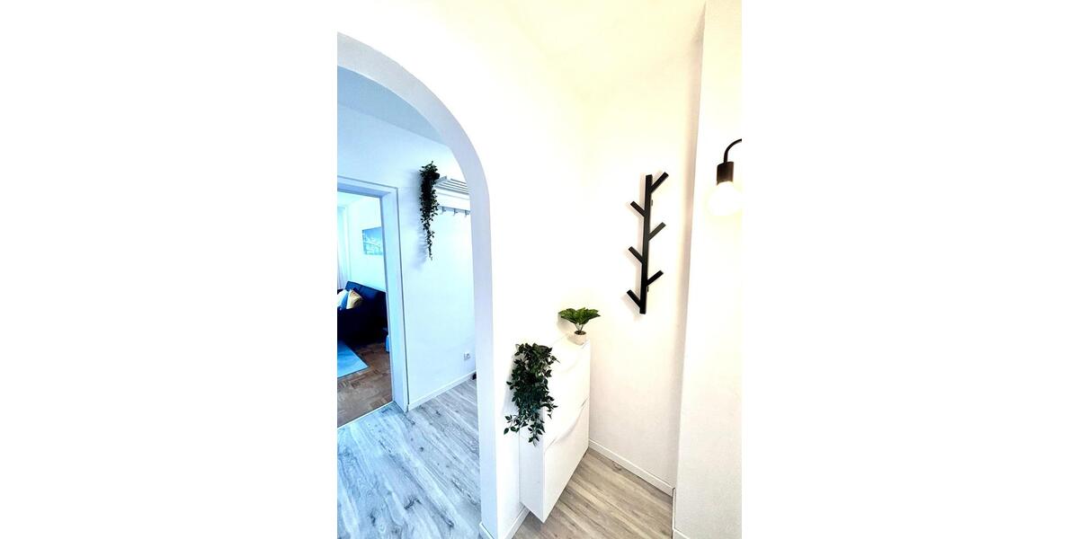 3-Zi.-Gartenwohnung: Renoviert, teilmöbliert, EBK, Balkon, Stpl. 3 zimmer