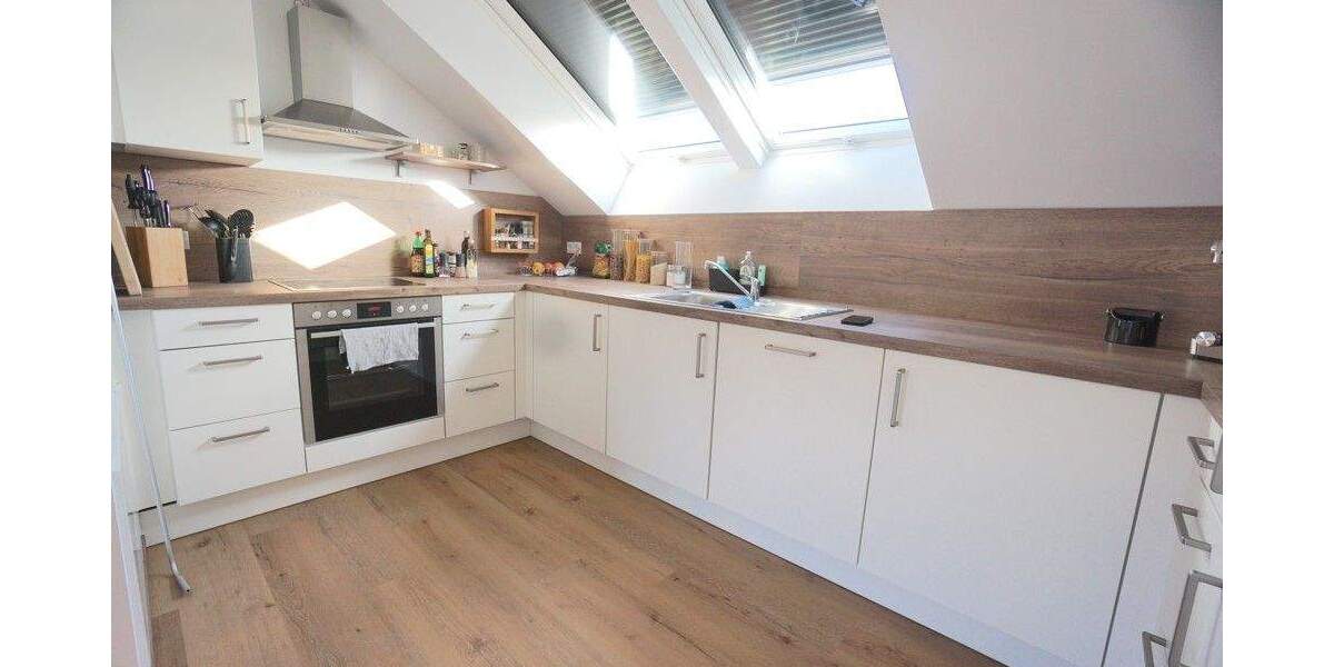 Herrliche 3-Zi.-DG-Wohnung | Aufzug | EBK | Tageslichtbad m. Dusche + Wanne | AR | 3 zimmer