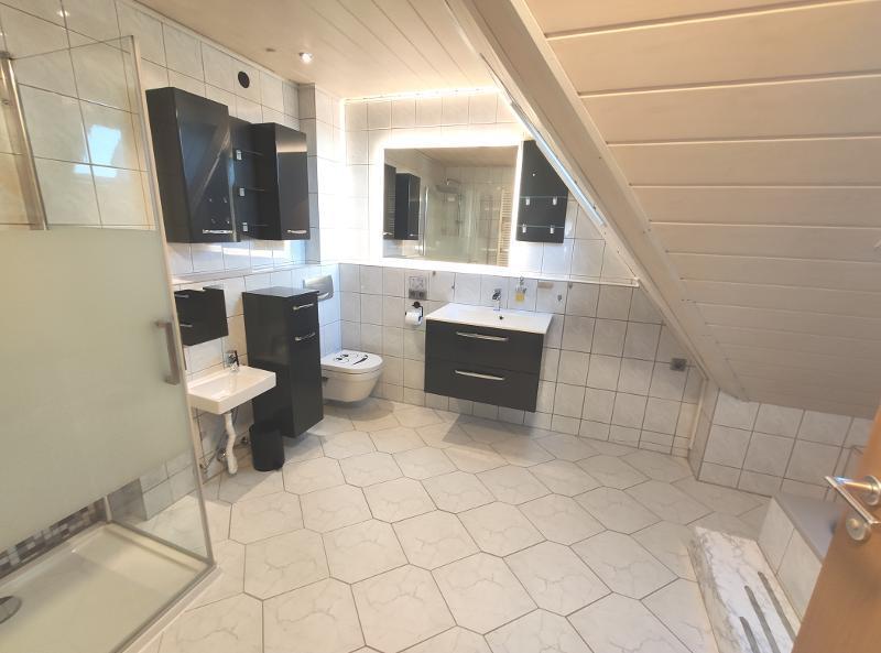 Große Maisonette mit Klimaanlagen (aktuell in 2 Wohnungen unterteilt) mit 2 Balkonen, 2 Einbauküchen und 2 Stellplätzen 5 zimmer