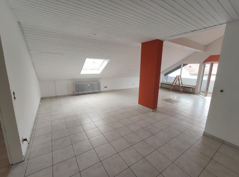 3- Zi. DG Wohnung mit 2 Balkonen und Garage 3 zimmer