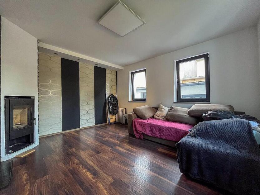 Überwiegend saniertes Doppelhaus in ruhiger Lage! 8 zimmer