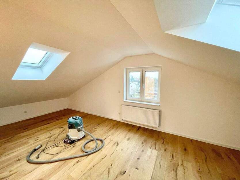 Erstbezug! 2 Zimmer DG Wohnung mit Sonnenloggia zum Wohlfühlen, neue Böden, neues Bad, saniert!
