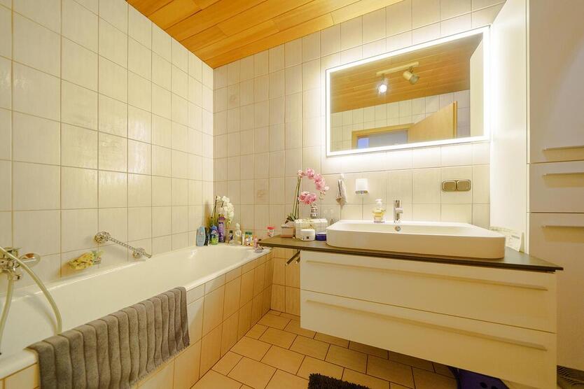 Gepflegtes Vierparteienwohnhaus zzgl. Garagen und Gewerbeeinheit! 13 zimmer