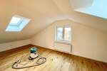 Erstbezug! 2 Zimmer DG Wohnung mit Sonnenloggia zum Wohlfühlen, neue Böden, neues Bad, saniert!