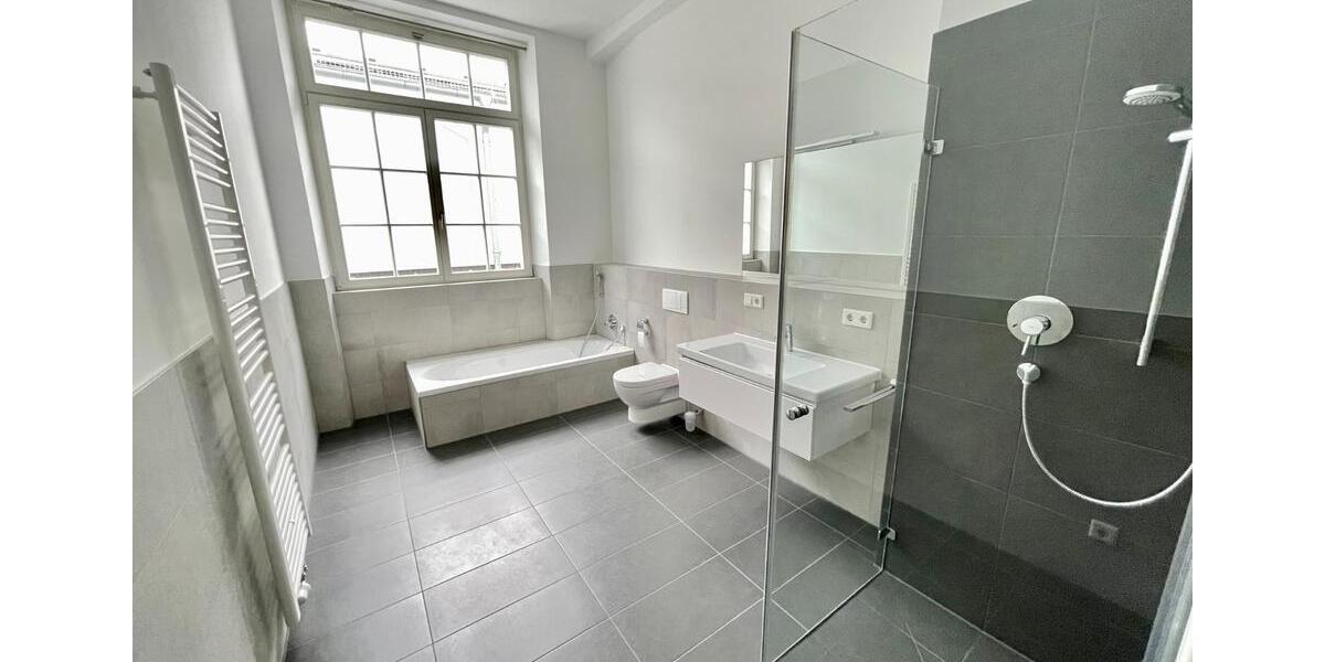 Spektakuläre Drei-Zimmer-Dachterrassen-Wohnung in komplett sanier 3 zimmer