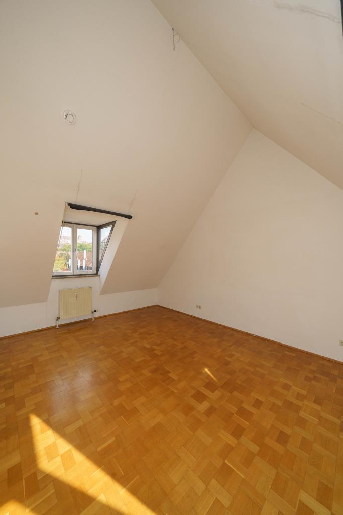 Wohlfühlen auf zwei Ebenen! Lichtdurchflutete Maisonettewohnung mit Burgblick und Tiefgaragenstellplatz. 3.5 zimmer