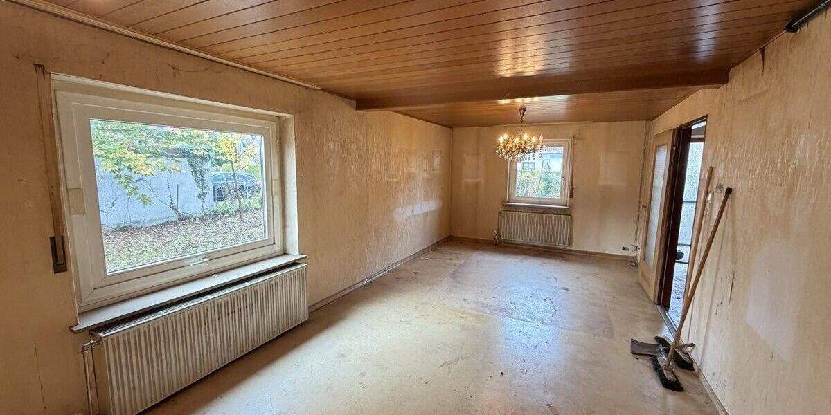 Sanierungsbedürftige Doppelhaushälfte mit 2 Garagen und großem Garten 5 zimmer