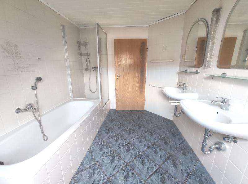 3 Zi. DG Wohnung mit Küche, Gartenmitbenutzung und Stellplatz - Etagenwohnung Weisendorf | Angebot:24351111