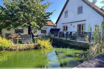 Wie ein Haus am See: Einfamilienhaus (Bj. 1993) mit Traumgarten und Garage in Lauf-Kuhnhof 5 zimmer