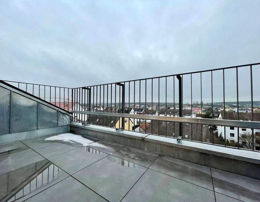 Erstbezug! 2 Zimmer DG Wohnung mit Sonnenloggia zum Wohlfühlen, neue Böden, neues Bad, saniert!