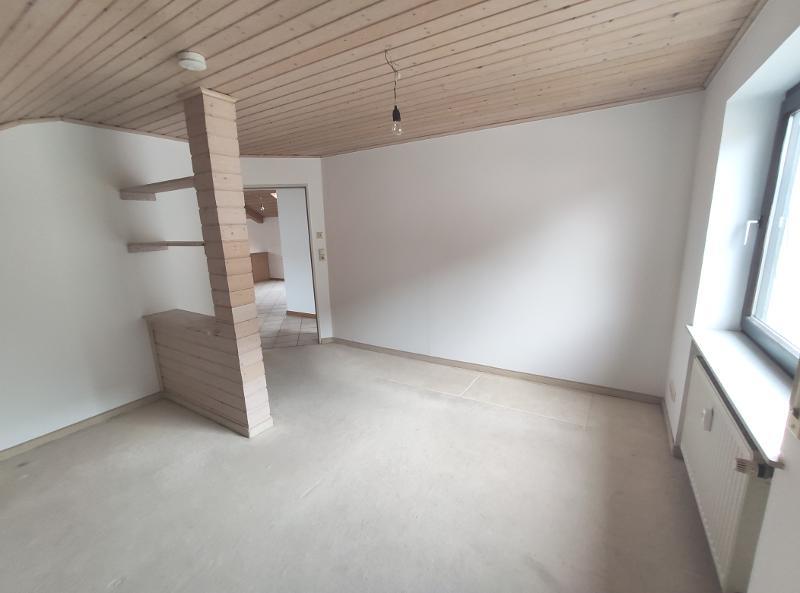3 Zi. DG Wohnung mit Küche, Gartenmitbenutzung und Stellplatz - Etagenwohnung Weisendorf | Angebot:24351111