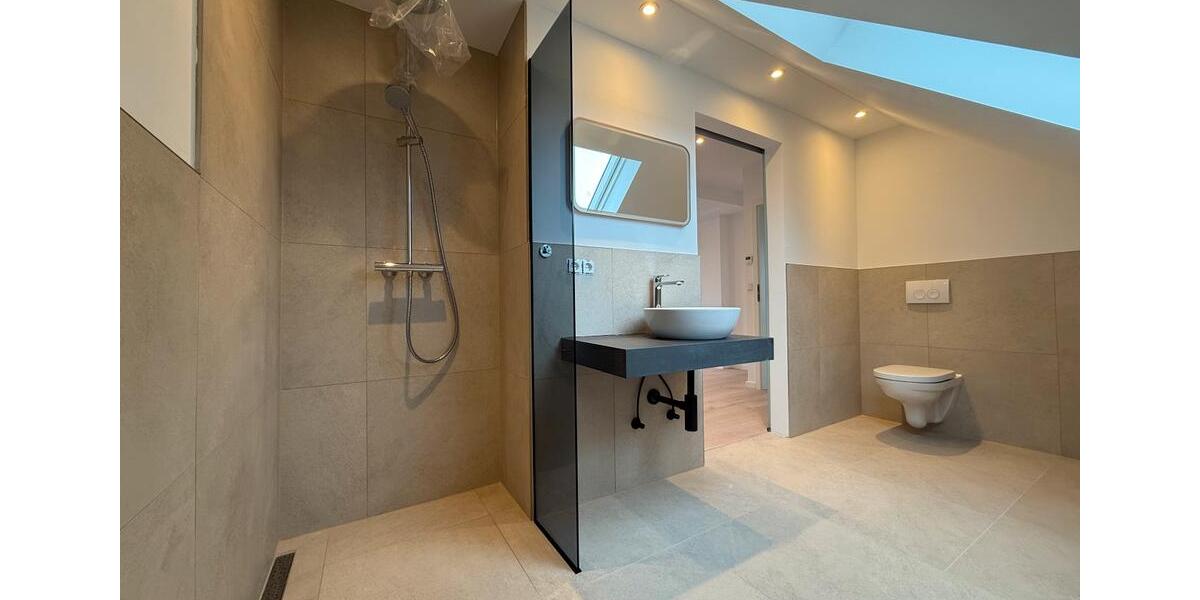 Exklusive Dachgeschosswohnung mit zwei Balkonen – Erstbezug nach 2 zimmer