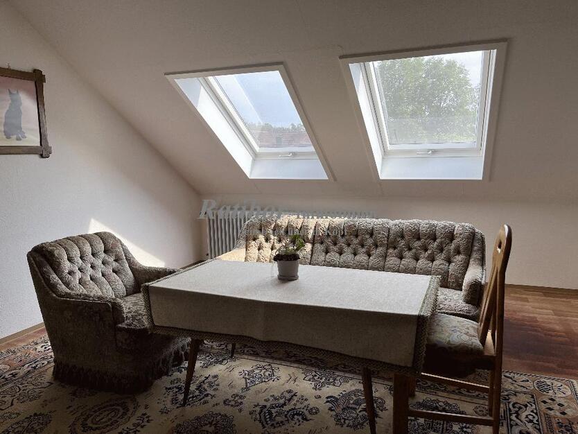 Sehr gepflegtes, geräumiges 3-Familienhaus mit 2 Doppelgaragen in begehrter Wohnlage in Roth OT 11 zimmer