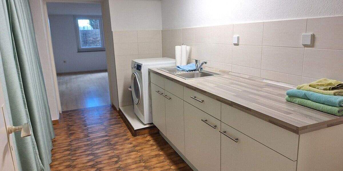 Freiwerdendes Zweifamilienhaus mit Garage in Toplage am Feldrand 6 zimmer