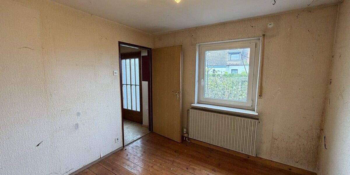 Sanierungsbedürftige Doppelhaushälfte mit 2 Garagen und großem Garten 5 zimmer