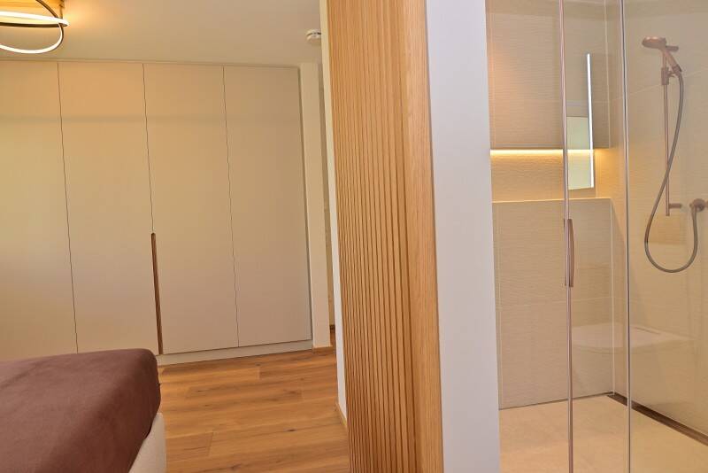 Exklusive GartenWohnung 112 m², lichterfülltes Wohnen mit 3 Zimmer und 2 TG Stellplätzen und vielen Extras, fast wie Erstbezug