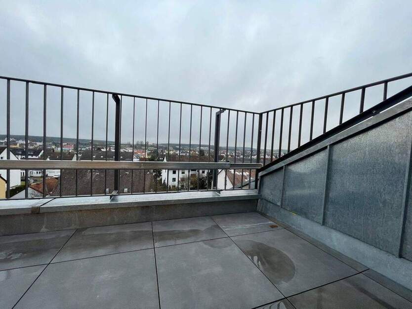 Erstbezug! 2 Zimmer DG Wohnung mit Sonnenloggia zum Wohlfühlen, neue Böden, neues Bad, saniert!