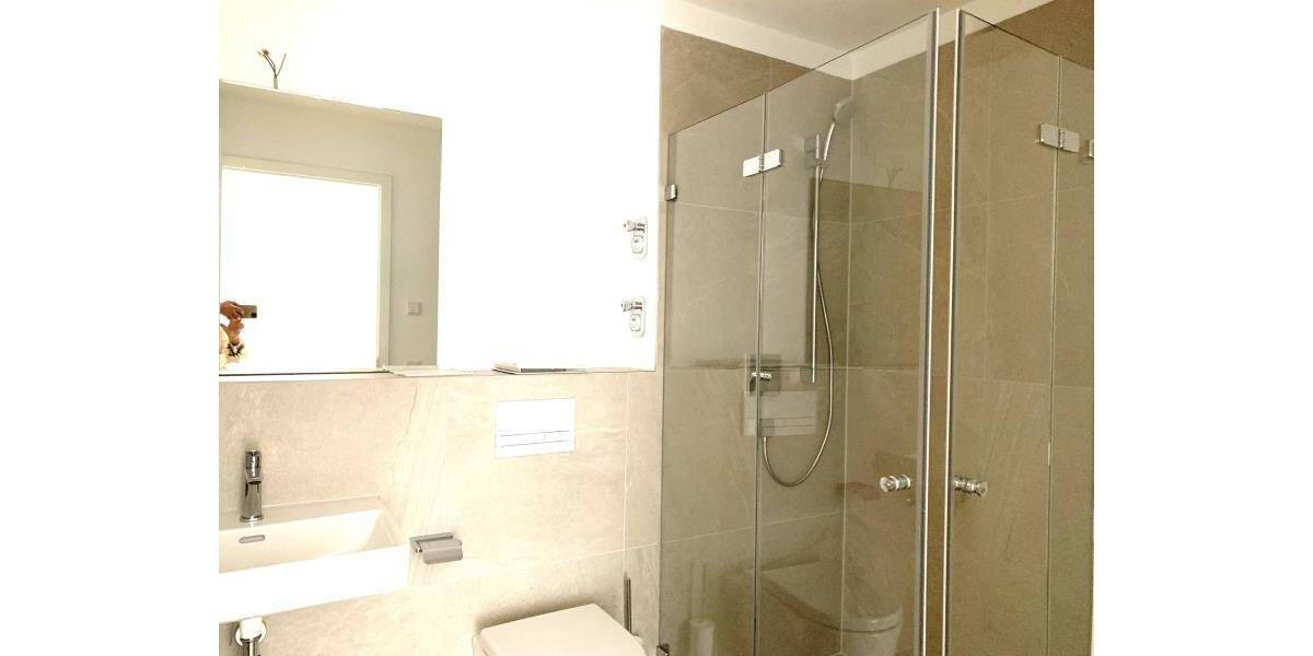 FÜ: Erstbezug! Schöne, helle 2-Zi-Whg (1.OG) mit EBK, Balkon, Aufzug + TG-Stellplatz 2 zimmer