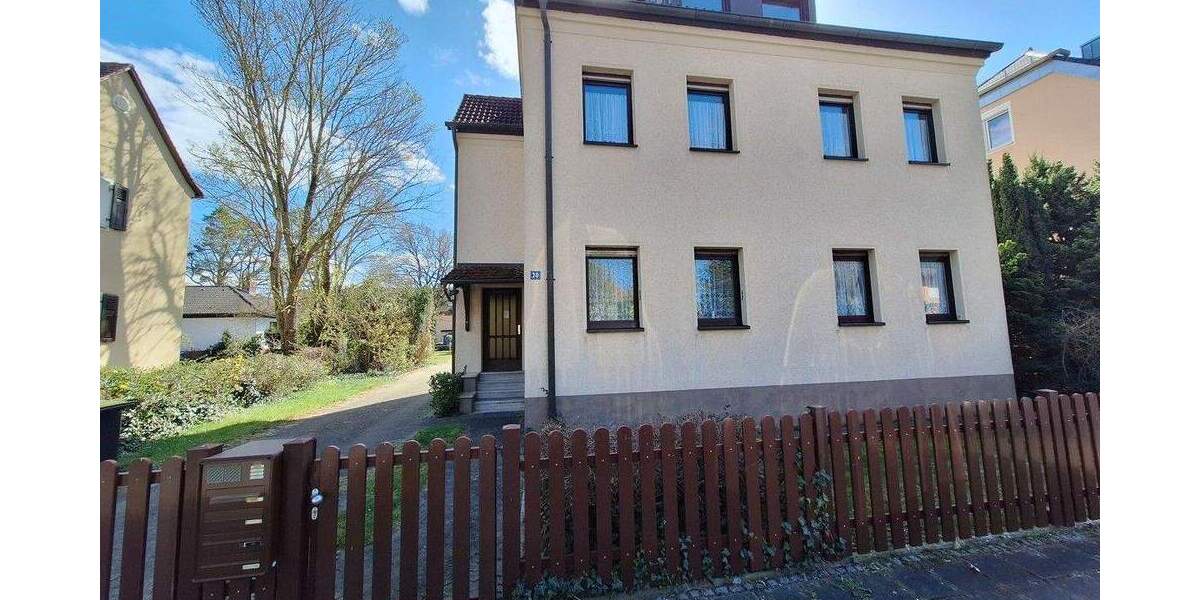 Gepflegtes Dreifamilienhaus in schöner Wohnlage mit zwei Einzelgaragen 7 zimmer