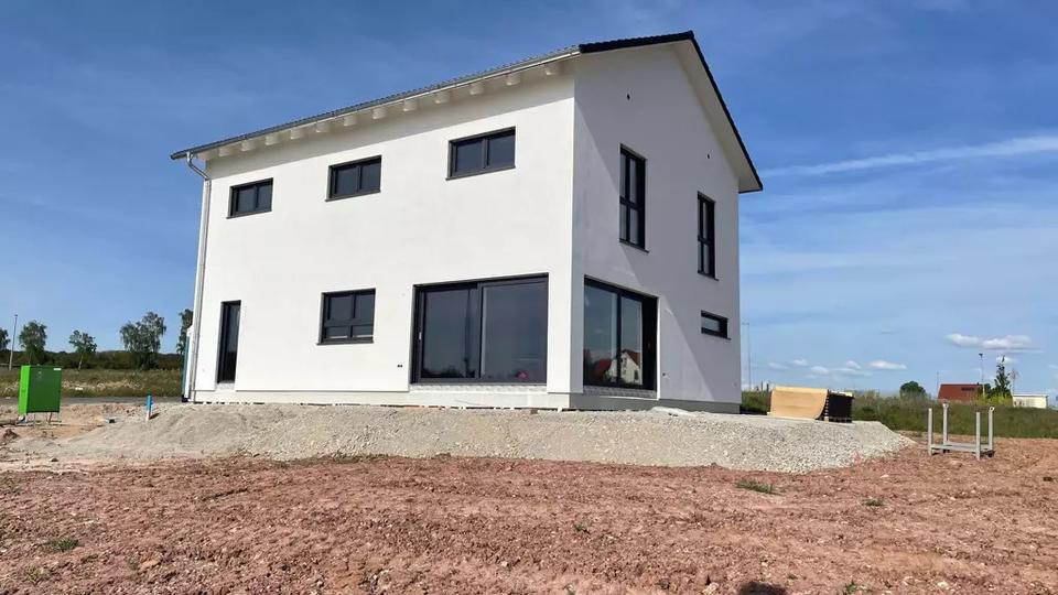 Modernes Einfamilienhaus in Sambach – Neubau mit PV-Anlage, KfW55 zimmer
