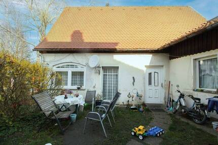 Sanierungsbedürftiges angebautes 4-Zi. Haus mit kleinem Garten und Stellplatz in Hersbruck 4 zimmer