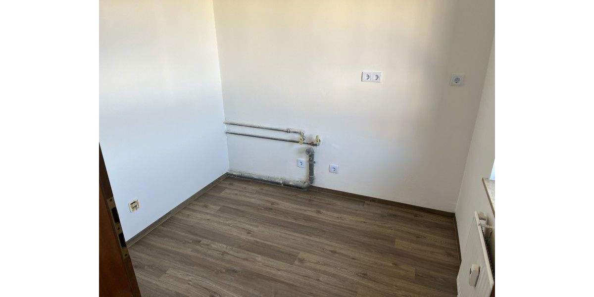 Helle, teilrenovierte 2-Zimmerwohnung - Frisch gestrichen - Neue Böden - TG-Stellplatz - Balkon 2 zimmer