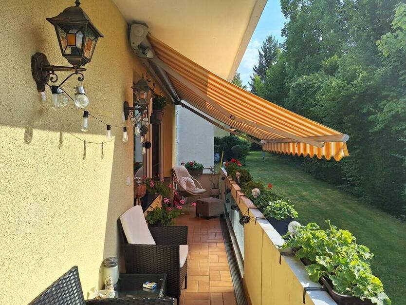 Renovierte 3-Zimmer Wohnung im Hochparterre mit Balkon und Einzelgarage