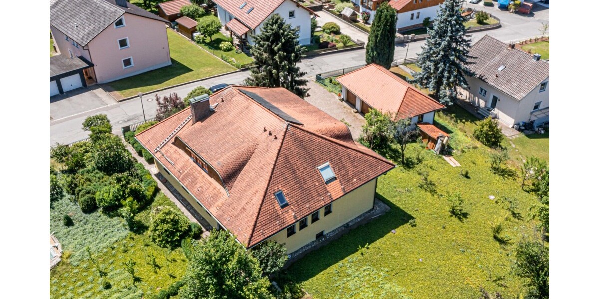 Charmantes Zweifamilienhaus mit drei Garagen und großem Garten - Zweifamilienhaus Kötzting | Angebot:24605834