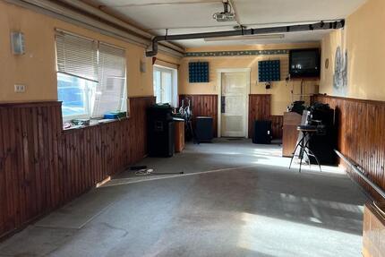 Lager Raum mit angrenzendem Raum und Nebenraum inkl. Stellplatz zimmer