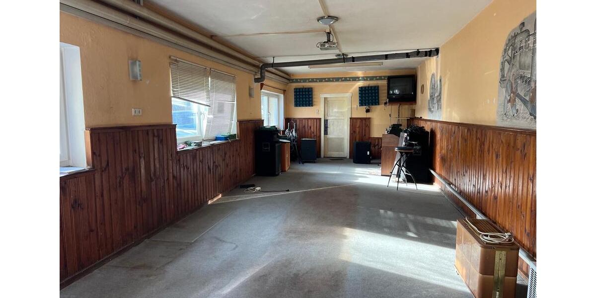 Lager Raum mit angrenzendem Raum und Nebenraum inkl. Stellplatz zimmer