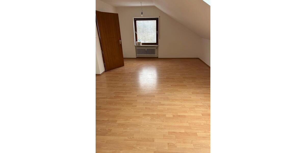 Dachgeschoßwohnung Langenzenn - 4 Zimmer, 94 m&sup2;, 850&euro; | Angebot:24812555