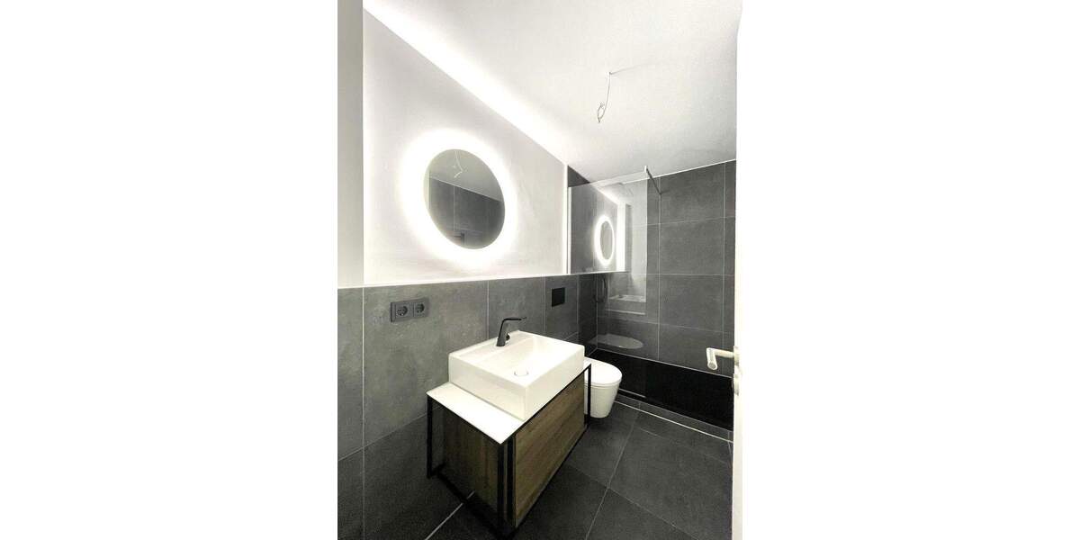 PROVISONSFREI Leere kernsanierte 2 Zimmer Wohnung mit Balkon in saniertem MFH inkl. Stellplatz 2 zimmer